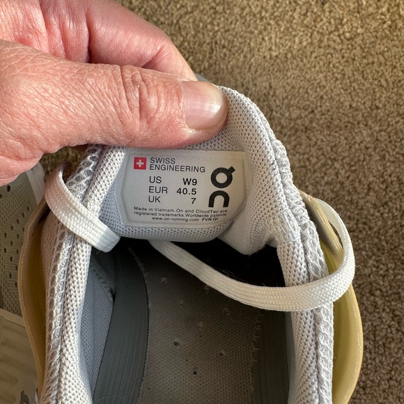 On Running women’s size9 Cloud Running Shoes — Light Gray and White - Picture 5 of 10